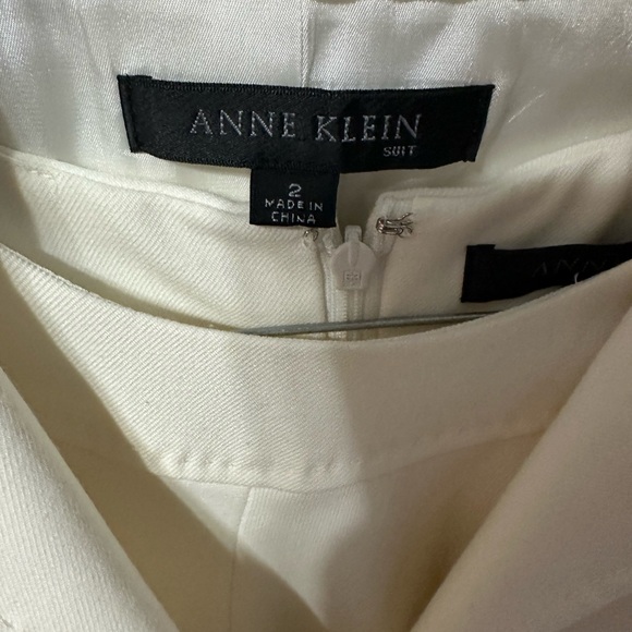 Beautiful Anne Klein Two Piece Dress & Jacket Suit - Picture 15 of 16